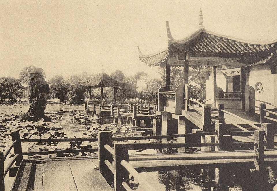 West Lake, Hangzhou (Nine Turn Bridge) Source: Wikimedia Commons/Public Domain